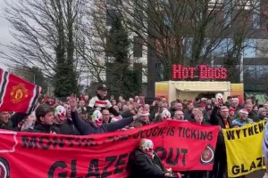 曼联球迷戴着面具抗议格雷泽家族，并要求其下台