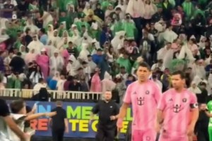 小球迷冲场被抓，梅西耐心满足合影要求