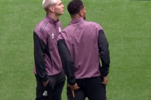 比赛开始前，贝林厄姆就摸着自己的腿筋，但他还是首发了