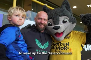 狼队小球迷观赛时被爸爸偷走鸡块，俱乐部周末联赛对其进行了补偿