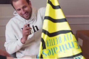 故意的还是不小心？名场面：当你把阿森纳球衣拿给凯恩签名……