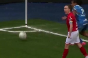 好运！比利时女足联赛角旗杆另类帮助策动进球！