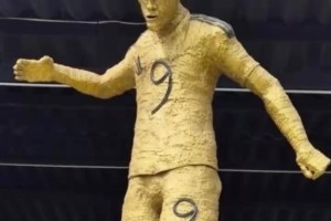 你哪位？法尔考雕像揭幕遭广大球迷吐槽！