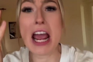 切尔西成人女星球迷崩溃咆哮：你们连这群“破枪”都踢不过