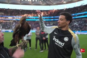 看给孩子吓的！名场面：埃基蒂克当年与法兰克福吉祥物的互动~