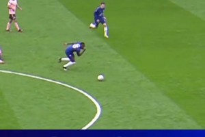 “以暴制暴”！听说中超前锋都是黑又硬，看看祖马这臀部防守