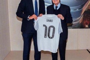 邵佳一到访皇马，与弗洛伦蒂诺&平图斯合影