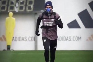 “他们说我是个魔鬼”，平图斯面罩重返皇马训练场