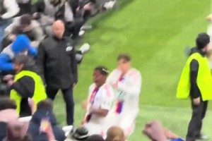 5场5球1助！恩德里克进球后怒踹角旗杆和护栏激情庆祝