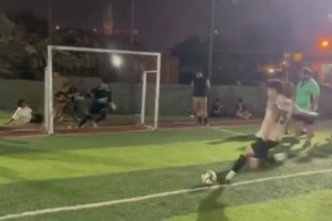 门将：还好扑对了方向，差点被轰死了