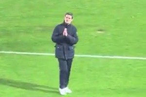 上一场扔炮仗导致比赛中断！实拍：齐沃场边提醒极端国米球迷冷静