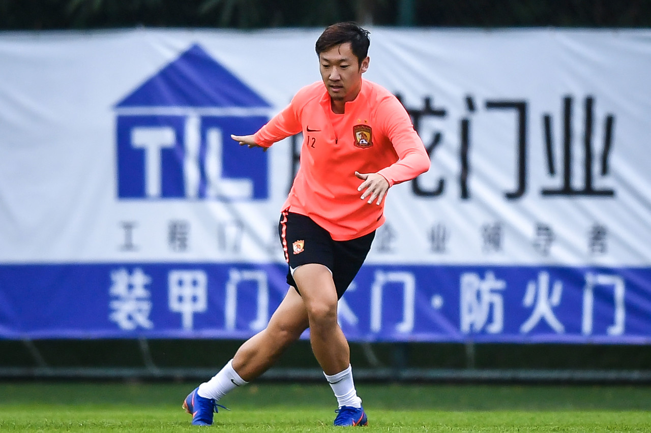 记者：徐新目前一直独自训练，新赛季留守广州队概率在加大