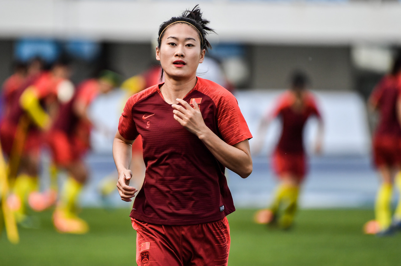 记者：伤势未完全恢复，中国女足队长吴海燕将无缘对阵巴西
