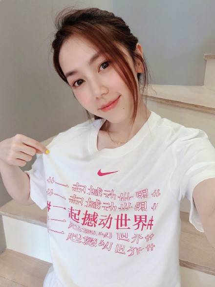 李娜,邓紫棋,周冬雨为女足加油助威