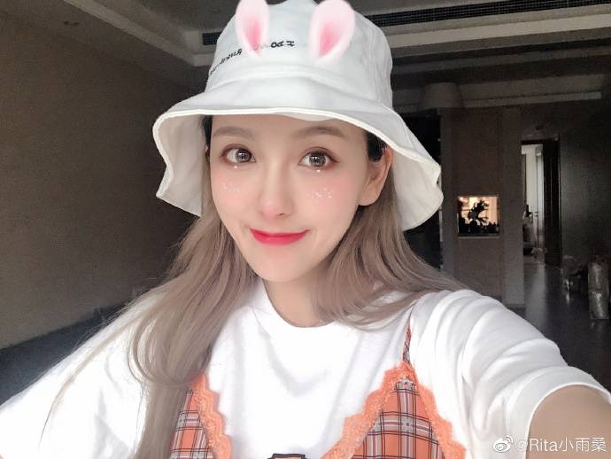 主持rita微博晒照:虽然忙忙碌碌,但累并快乐着