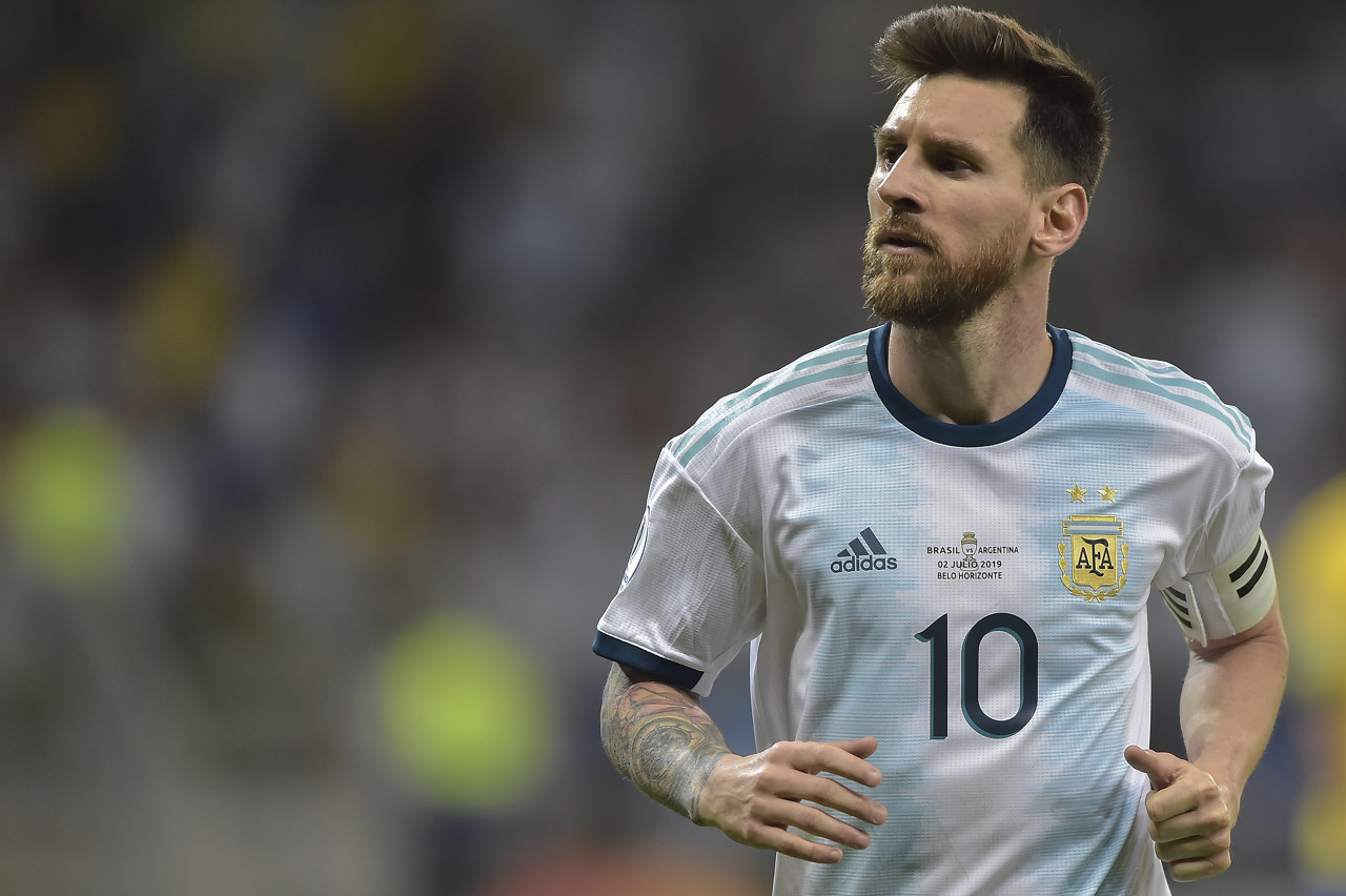 阿根廷国家队发布世界杯新款球衣 梅西穿蓝白间条衫出镜_PP视频体育频道