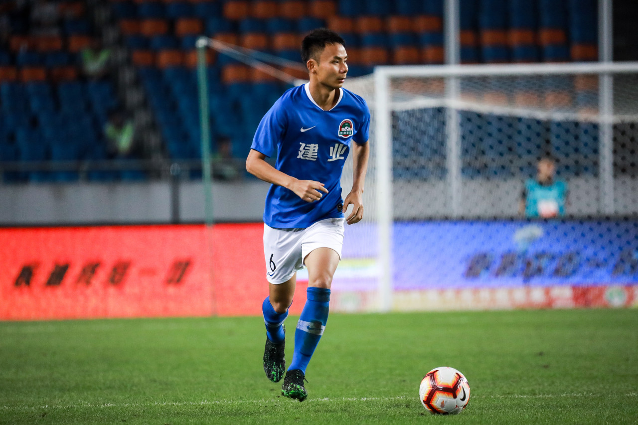 <a href='https://www.huolisport.cn/football'>足球</a>报：冯卓毅提前离开建业海外训练营，留队希望渺茫