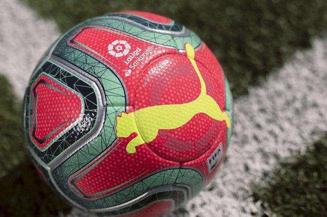 西甲冬季用球变成粉红色设计，格列兹曼在宣传照中出镜
