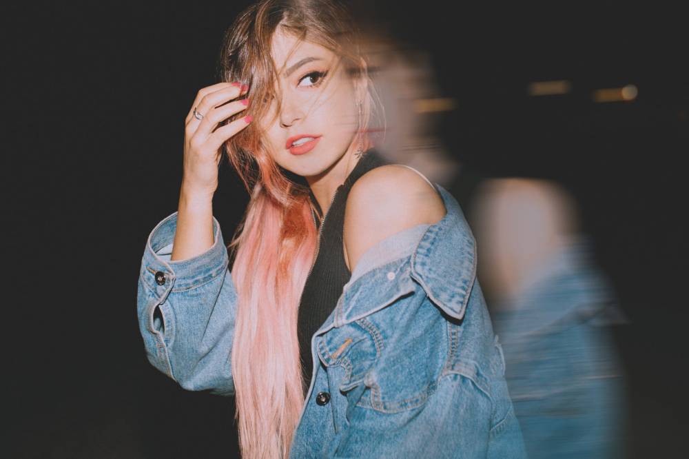 s9主题曲phoenix演唱者chrissy推特晒自拍粉红发色亮眼