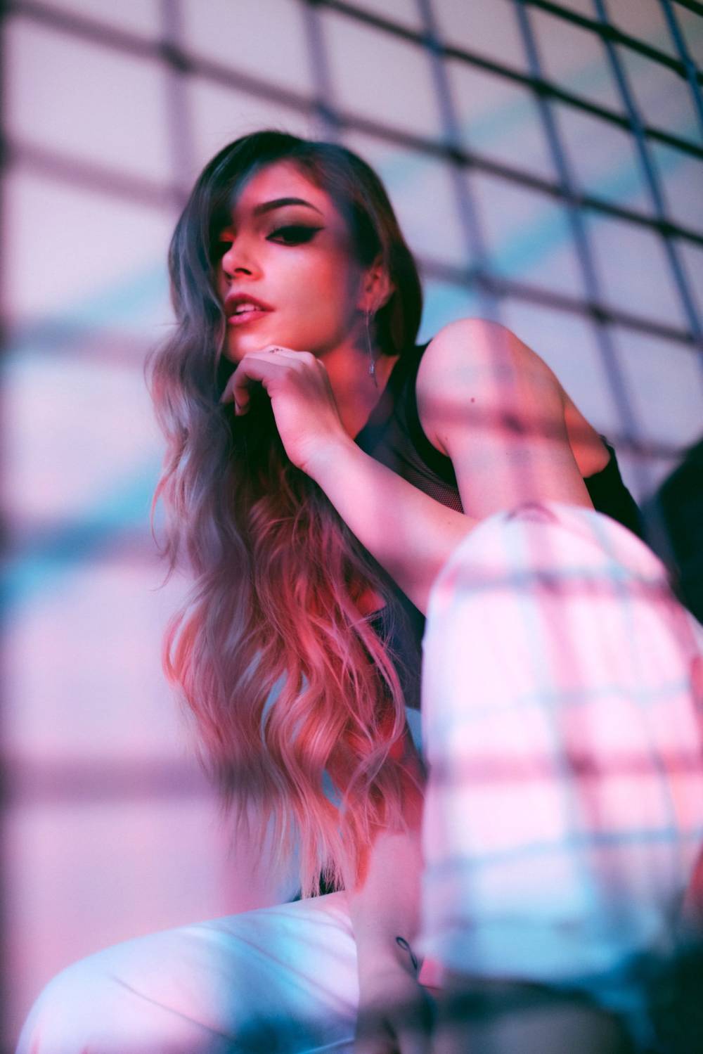 s9主题曲phoenix演唱者chrissy推特晒自拍粉红发色亮眼