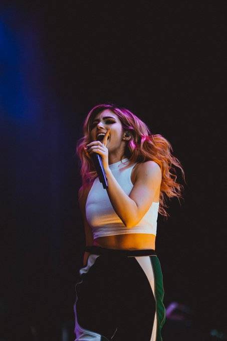 s9主题曲phoenix演唱者chrissy推特晒自拍粉红发色亮眼