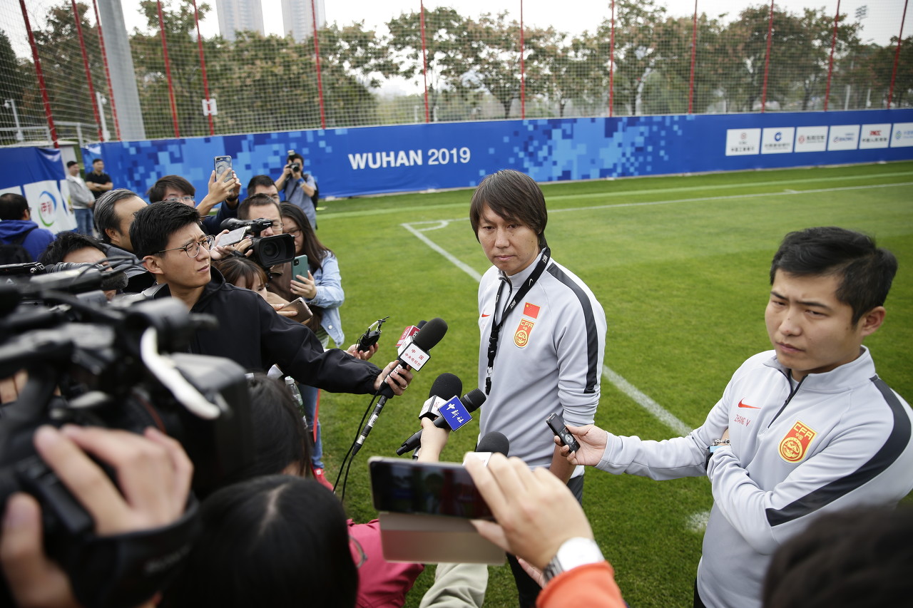 记者：李铁训练强调防守，洛国富杨旭仍未参加合练