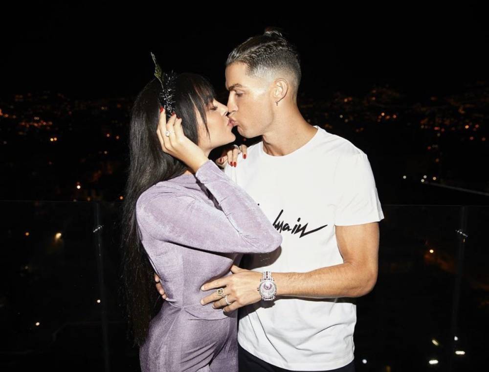 c罗晒与乔治娜拥吻图新年快乐我的爱人