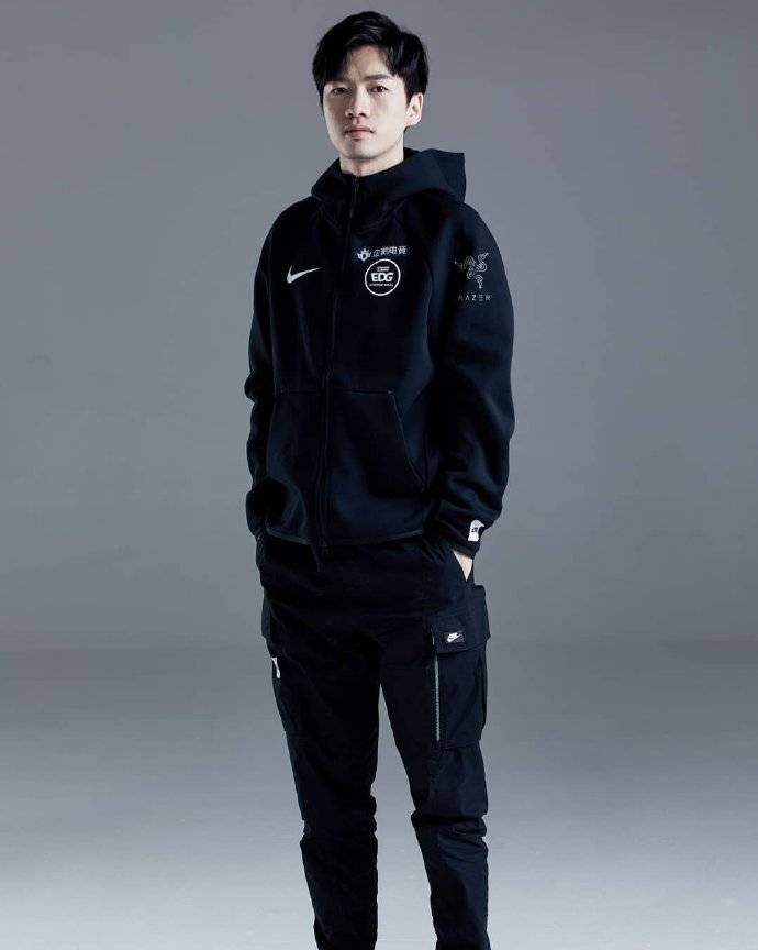 edg官方春季赛定妆照红黑队服相间厂长比7