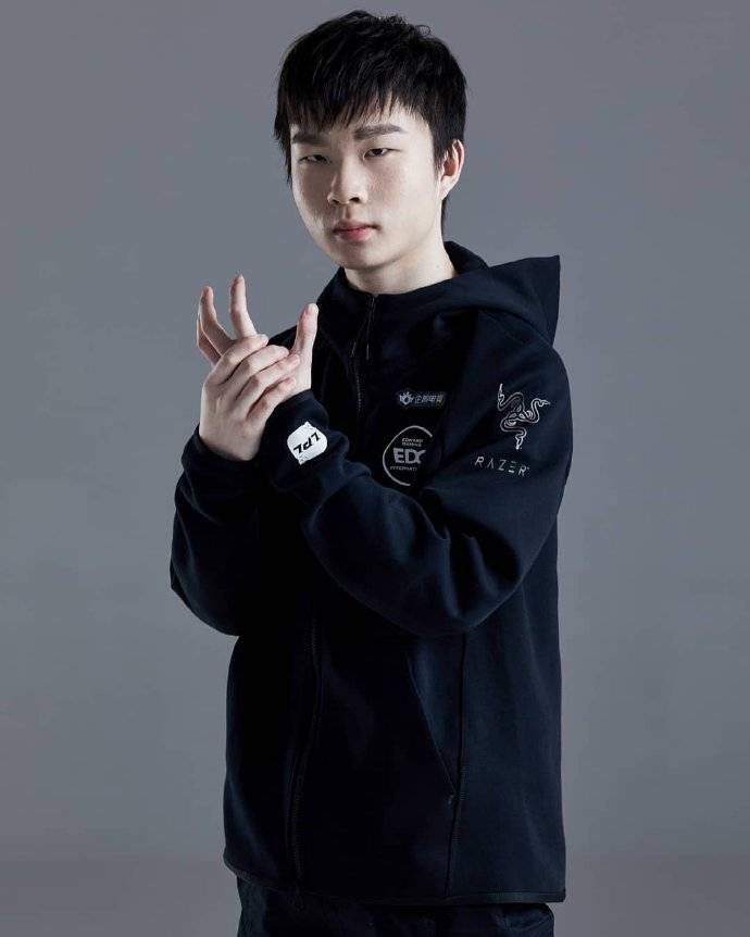 edg官方春季赛定妆照红黑队服相间厂长比7