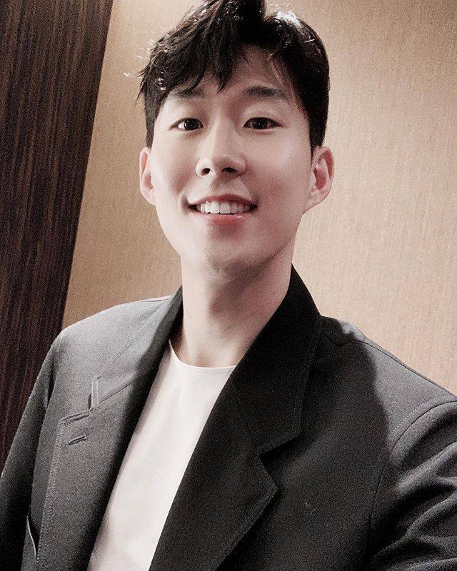 孙兴慜晒帅照祝大家农历新年快乐