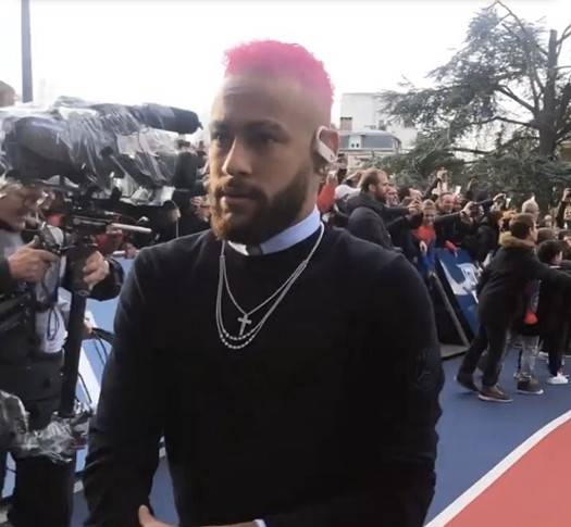 骚粉发色内马尔赛前新造型亮相