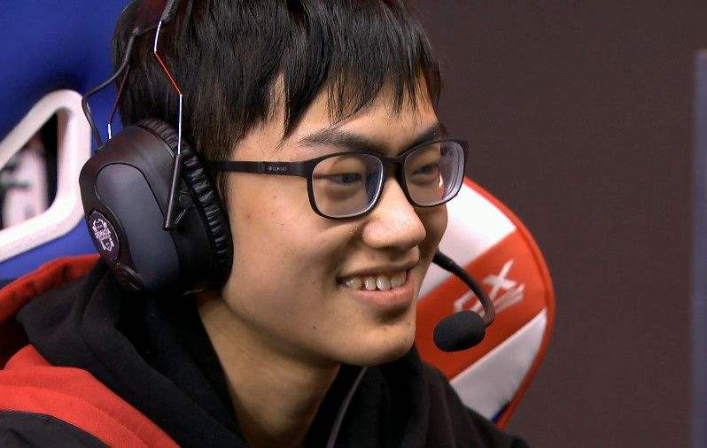 如今knight作为国产中单最耀眼的新星,也是tes阵中的绝对核心,在新