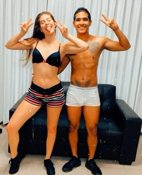 齁甜，恒大归化球员萧涛涛怀搂女友甜腻互亲