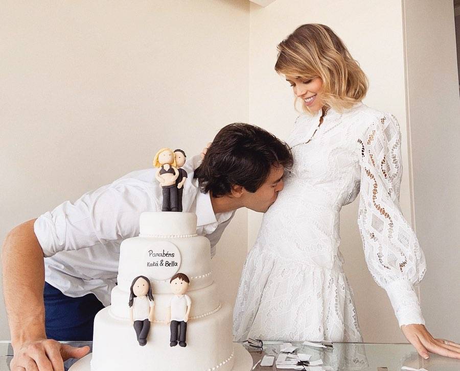 家人为卡卡庆祝38岁生日卡卡幸福亲吻妻子孕肚