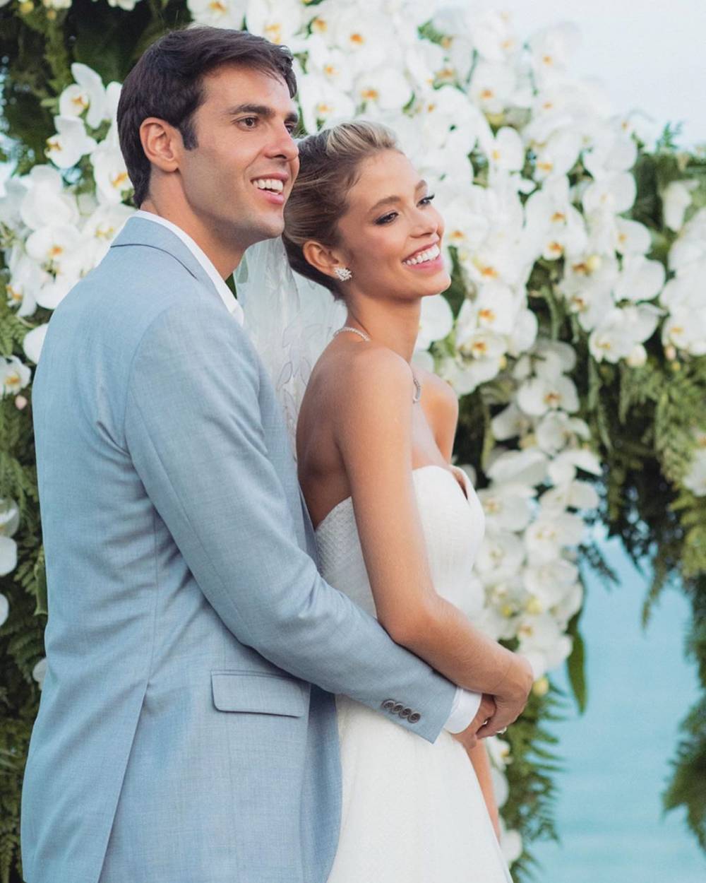 家人为卡卡庆祝38岁生日卡卡幸福亲吻妻子孕肚