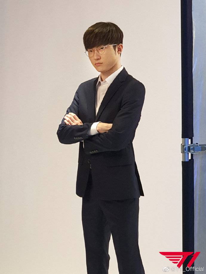 化身长腿欧巴faker全黑西装拍摄冰淇淋广告