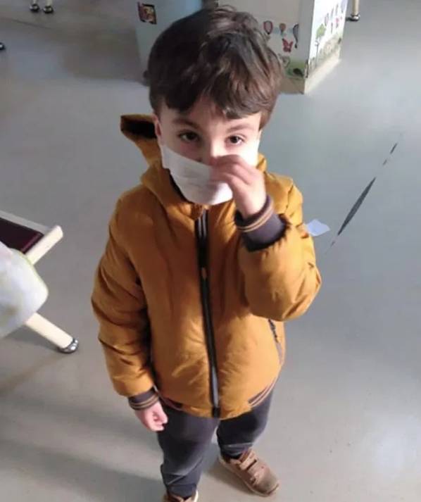 5岁儿子疑似新冠住院土耳其后卫用枕头将其捂死一直不爱他