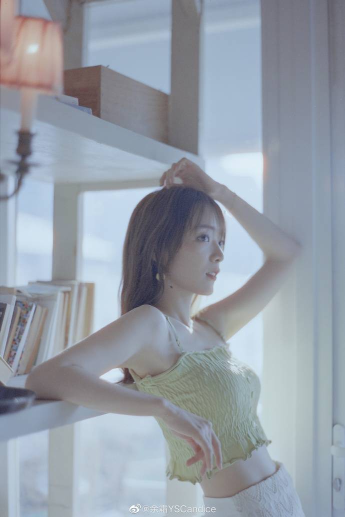 lpl主持人余霜胶片写真图集偶尔高清偶尔迷糊