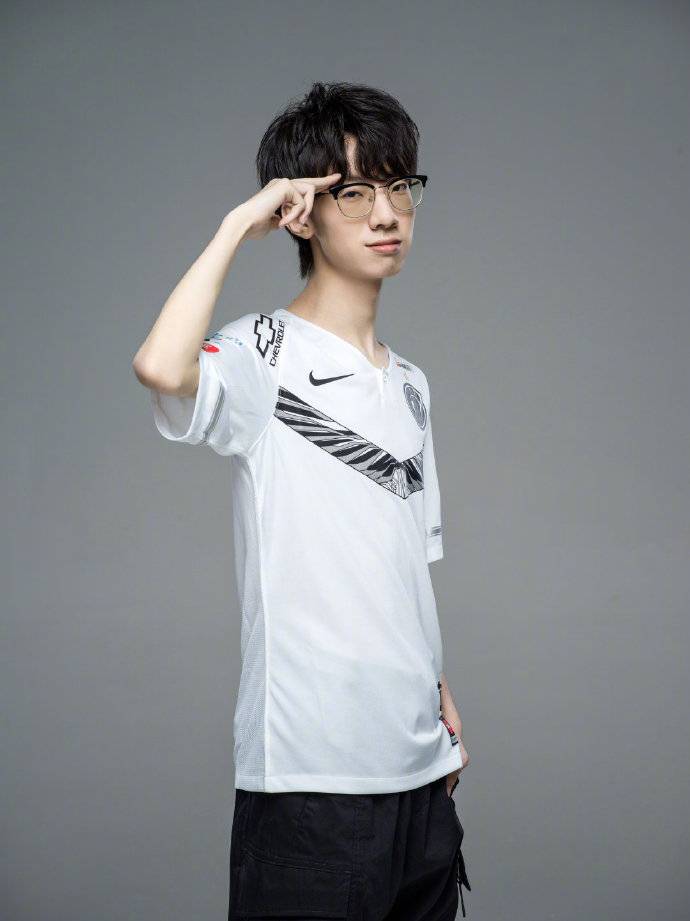 ig公布夏季赛定妆照霸气与搞怪的姿势