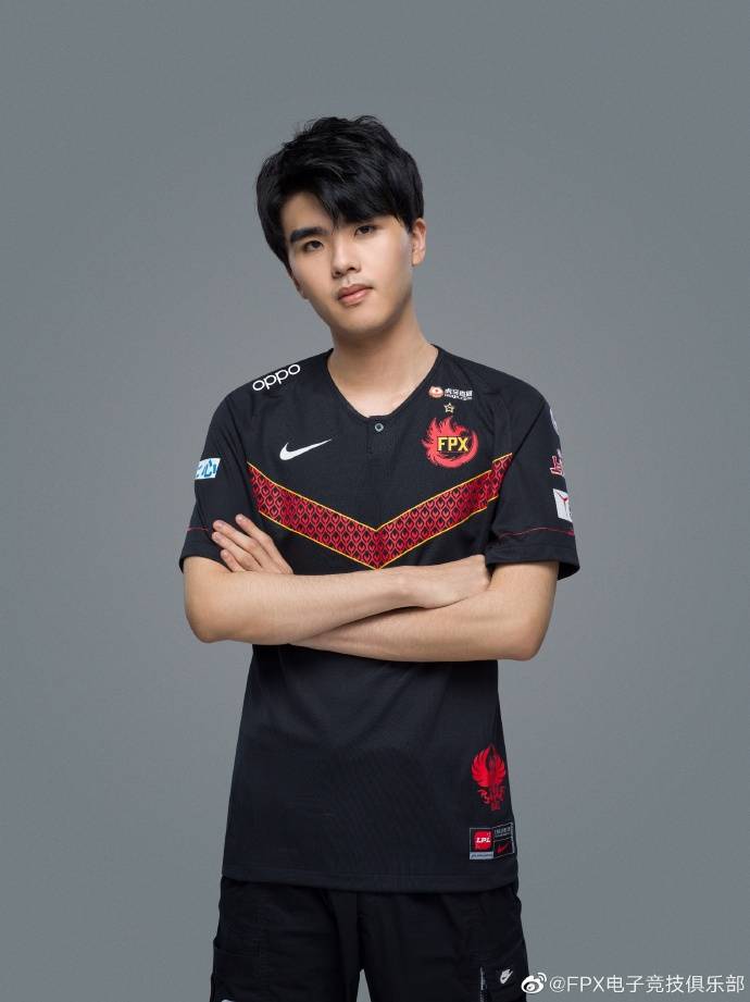 fpx公布夏季赛定妆照第一弹上中教练三人指头