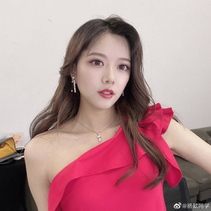 lpl主持骆歆晒自拍今天下班太早了