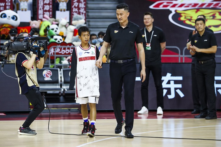 ?未来是你的！“独臂篮球少年”张家城与广东男篮训练师单挑