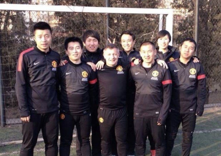 荆永兴（左二）在曼联足球学校教练员培训中