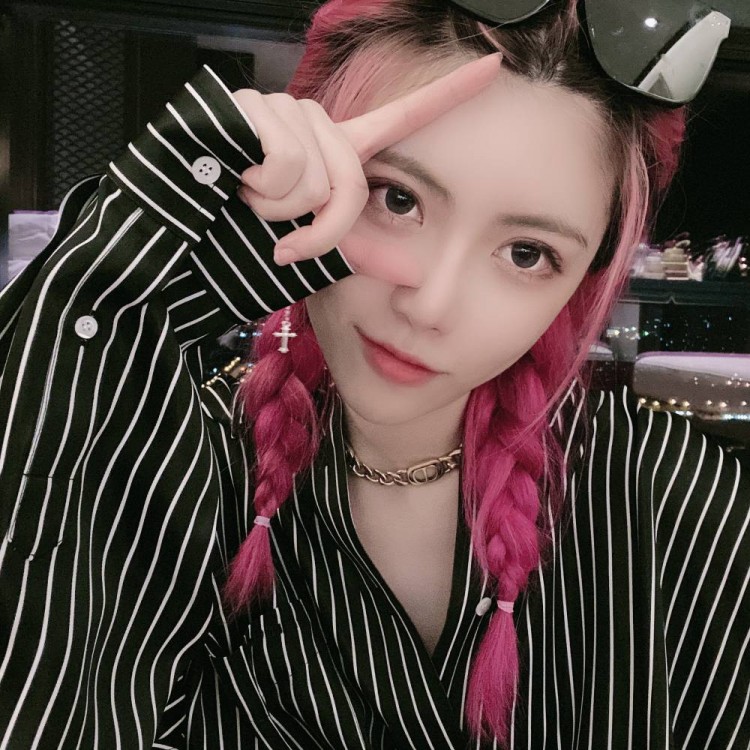 解说周淑怡微博晒照:嗓子好很多了嗷