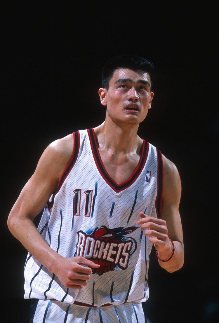 20年前的今天：姚明在NBA完成首秀 1中0得到2篮板&2失误