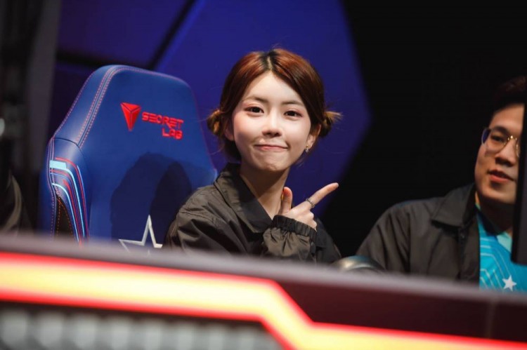 lpl解说周淑怡晒照从女团成员到电竞解说