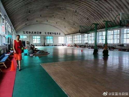 中国好教练！乌市中学教练放弃回家机会 与队员在训练馆同吃同住