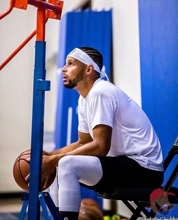 给几分库里训练中换上新造型地垄沟发带