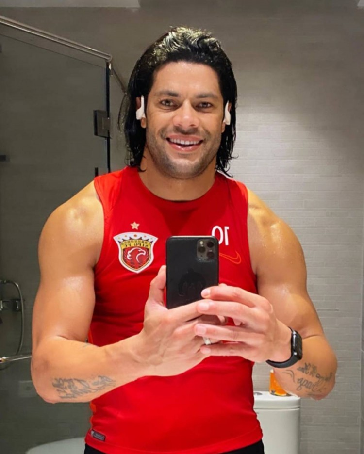 社交秀戴维斯与女友开启甜蜜假期最后一名球员你知道是谁吗