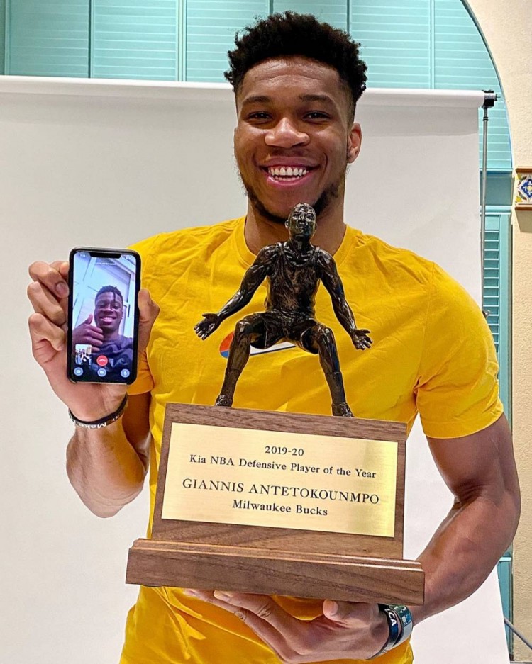 字母哥晒与dpoy奖杯合照感激